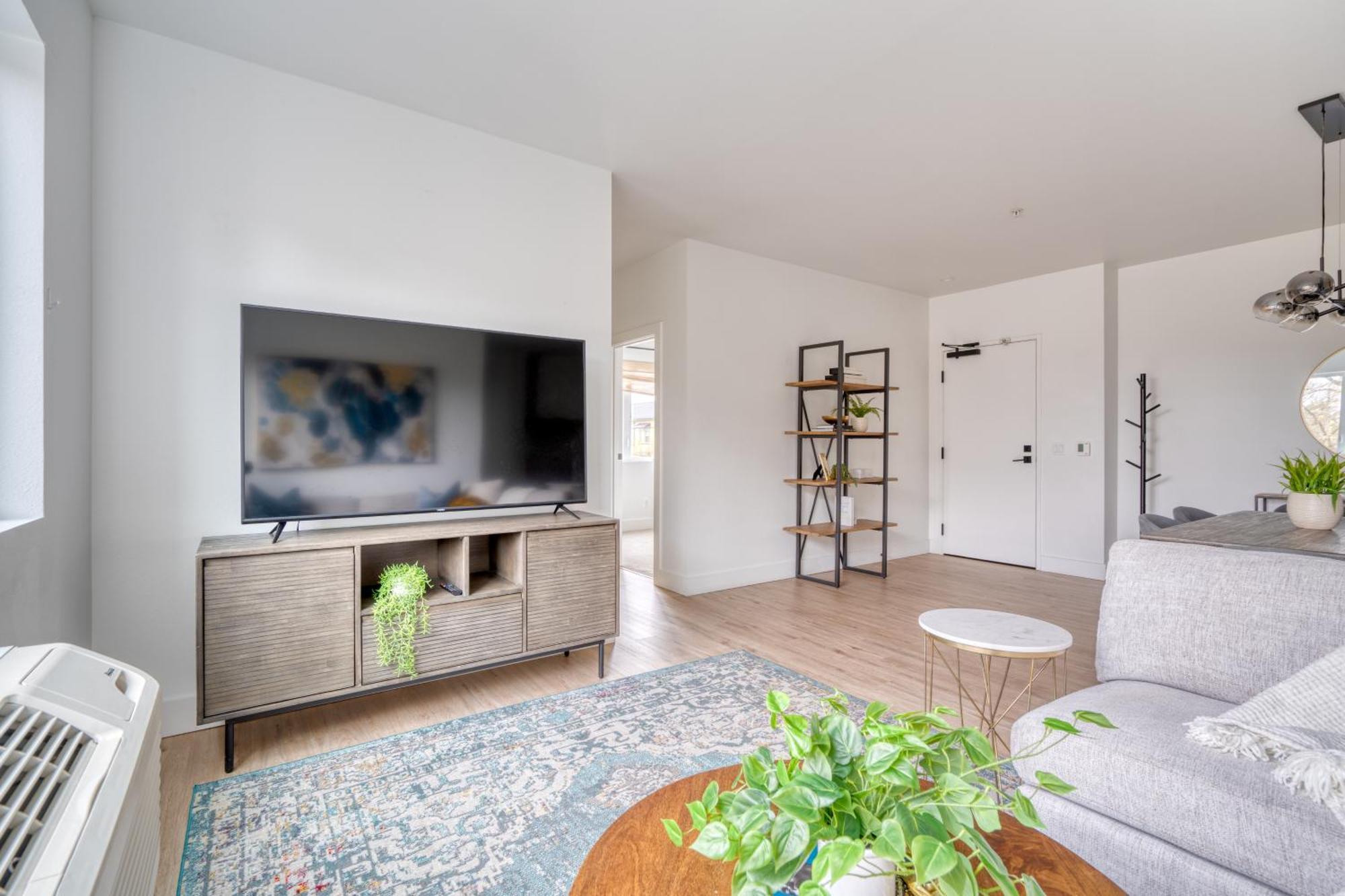 Collection - Exclusive Entire Floor & Instaworthy Local Art Holiday home