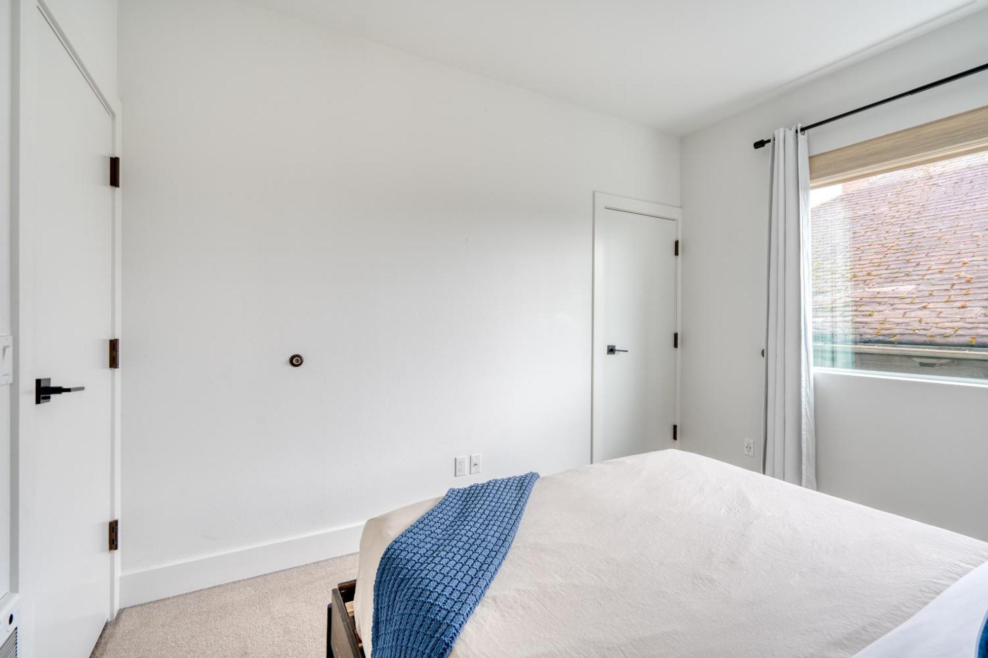 Collection - Exclusive Entire Floor & Instaworthy Local Art Holiday home