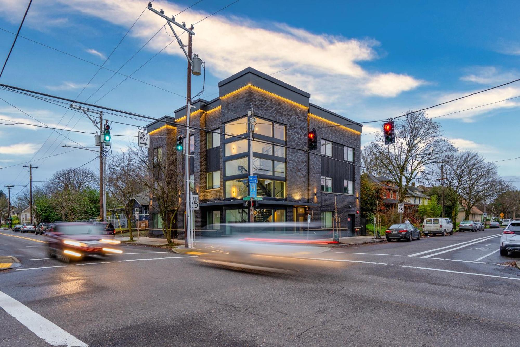 Holiday home Collection - Exclusive Entire Floor & Instaworthy Local Art Portland
