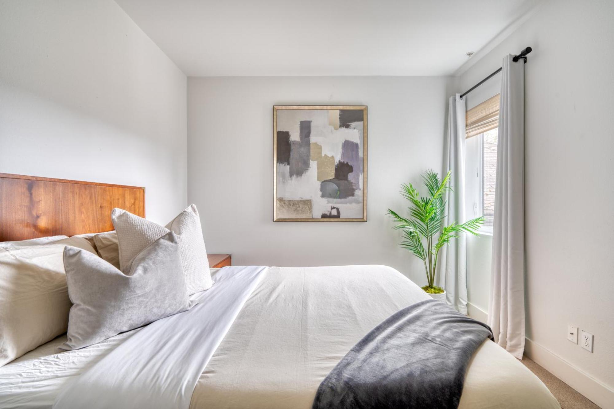Collection - Exclusive Entire Floor & Instaworthy Local Art Holiday home