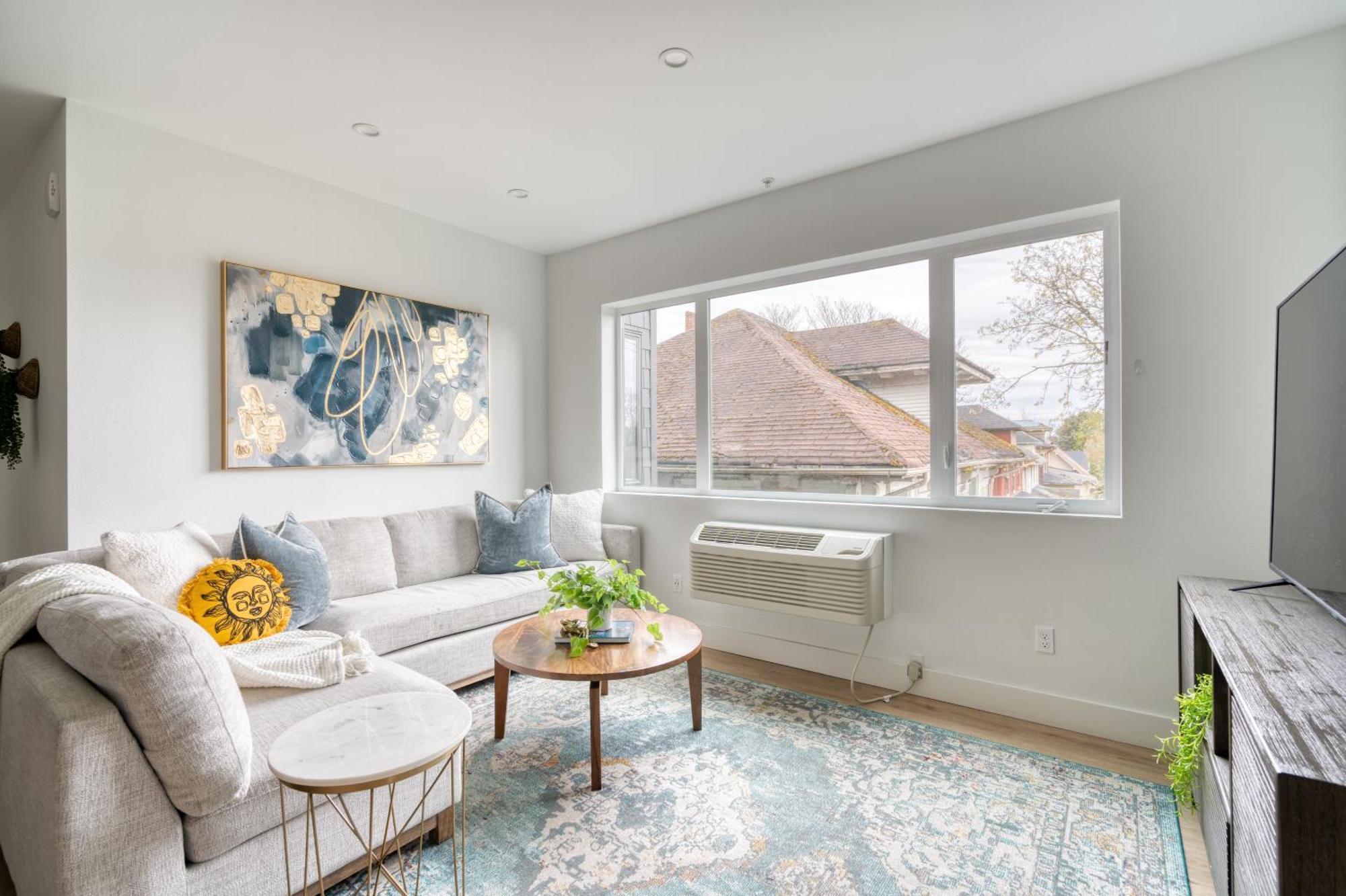 Collection - Exclusive Entire Floor & Instaworthy Local Art Holiday home *