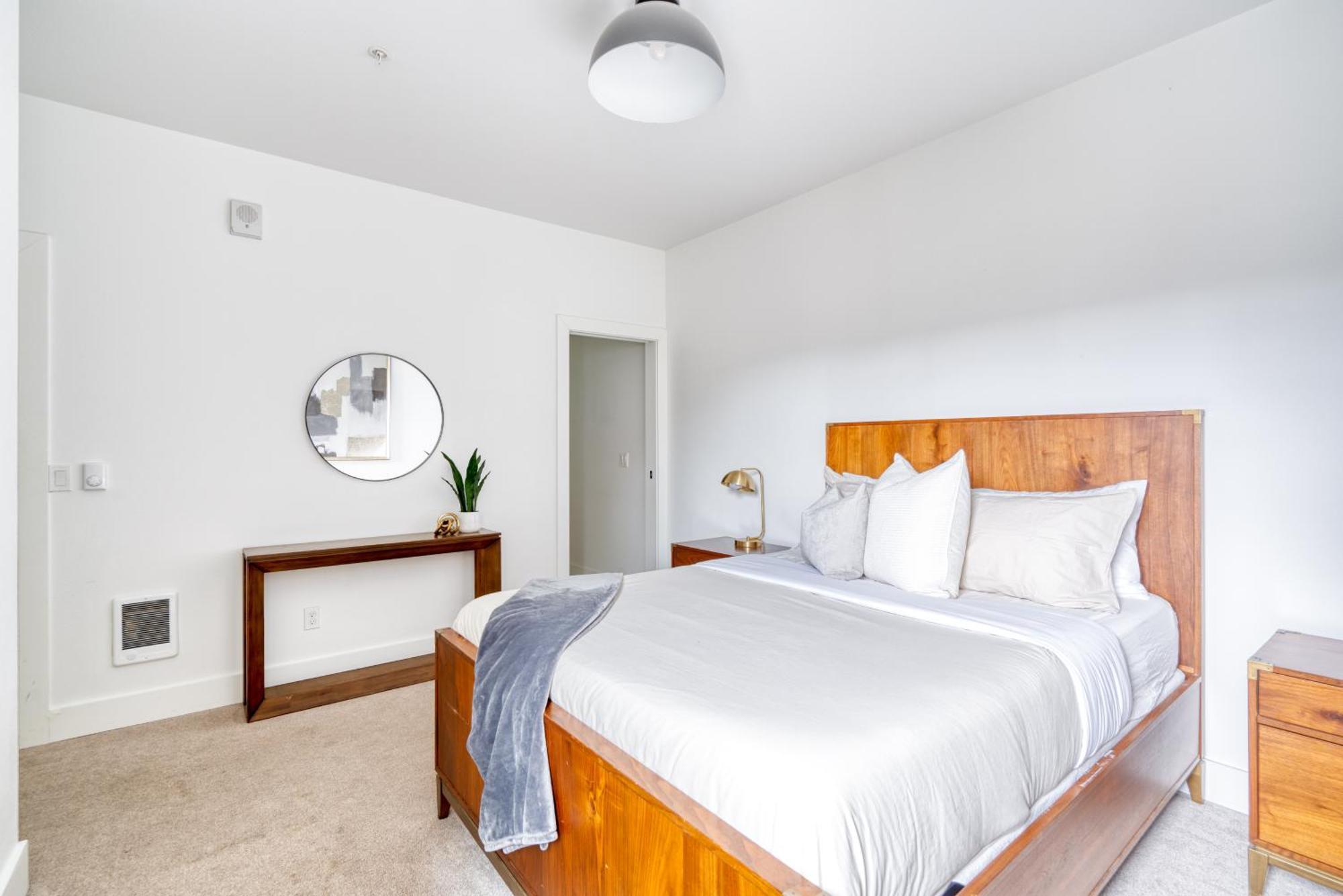 Collection - Exclusive Entire Floor & Instaworthy Local Art Holiday home