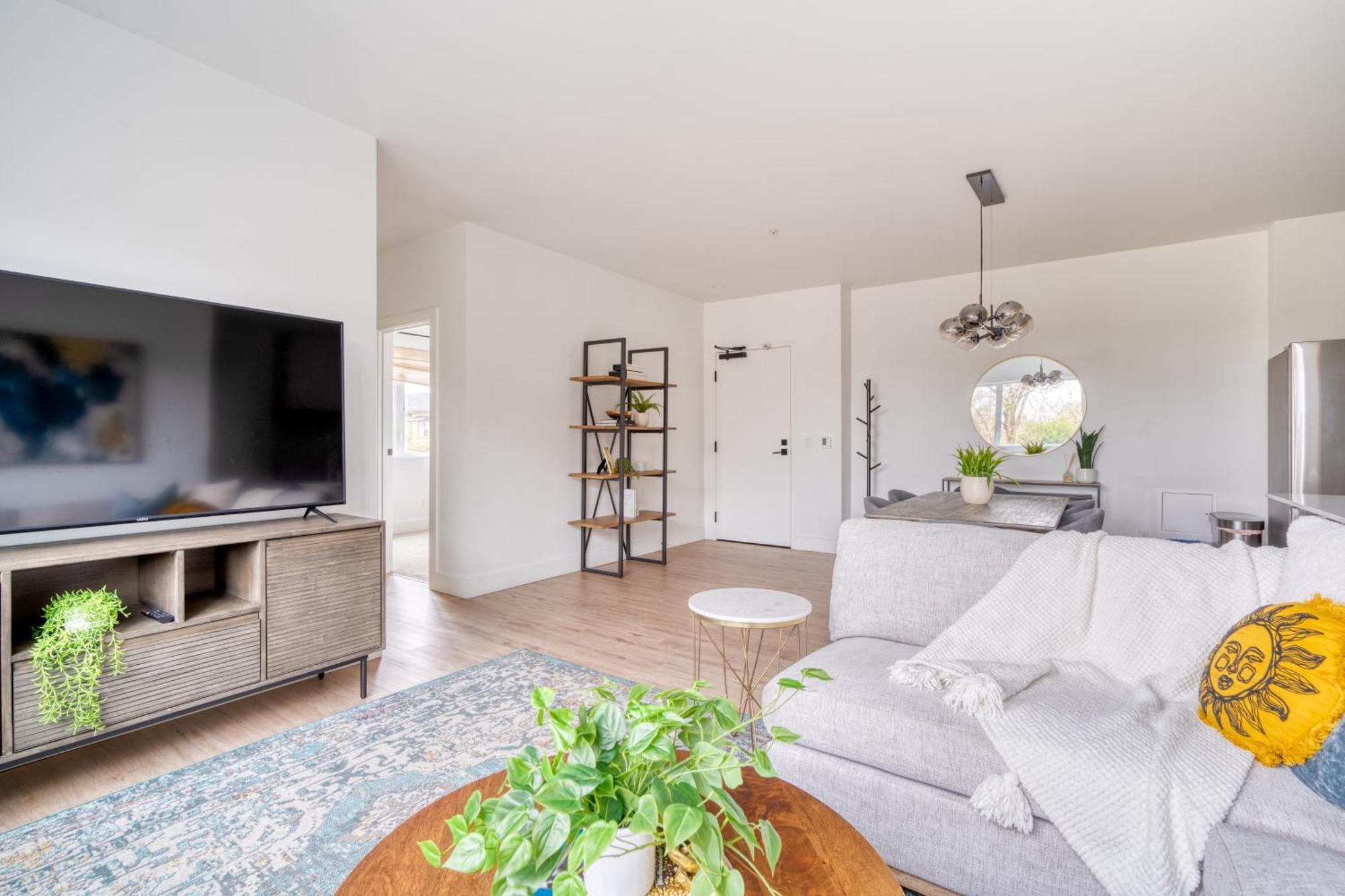 Collection - Exclusive Entire Floor & Instaworthy Local Art Holiday home