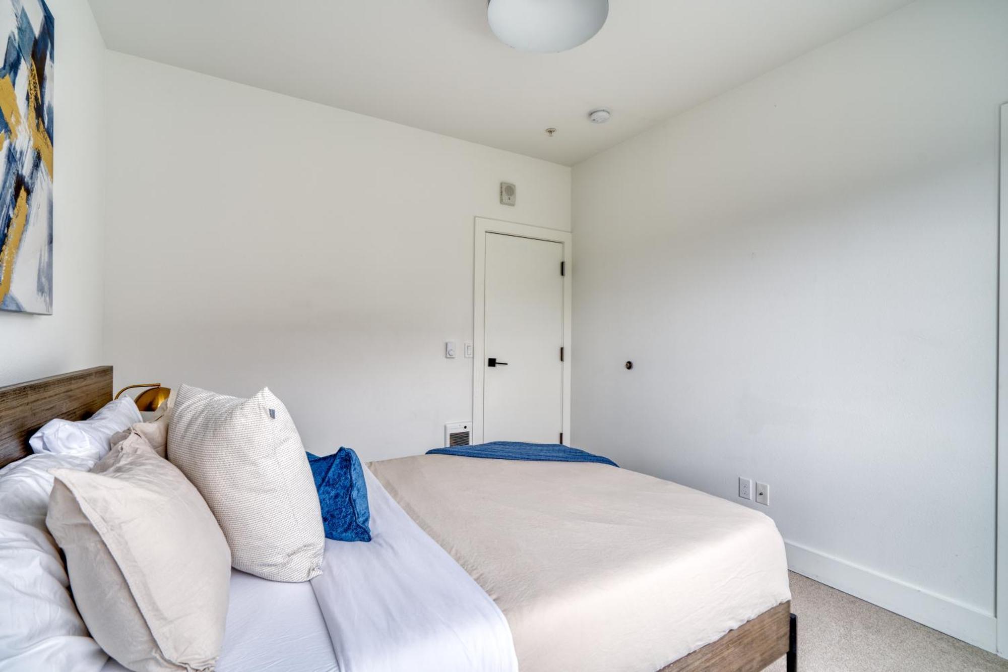 Holiday home Collection - Exclusive Entire Floor & Instaworthy Local Art Portland