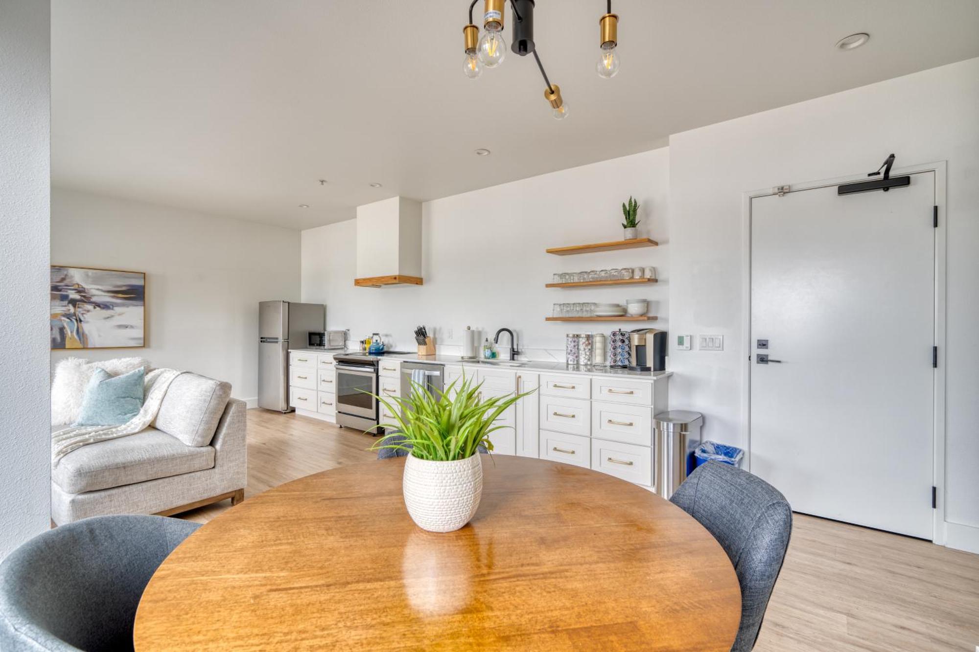 Holiday home Collection - Exclusive Entire Floor & Instaworthy Local Art