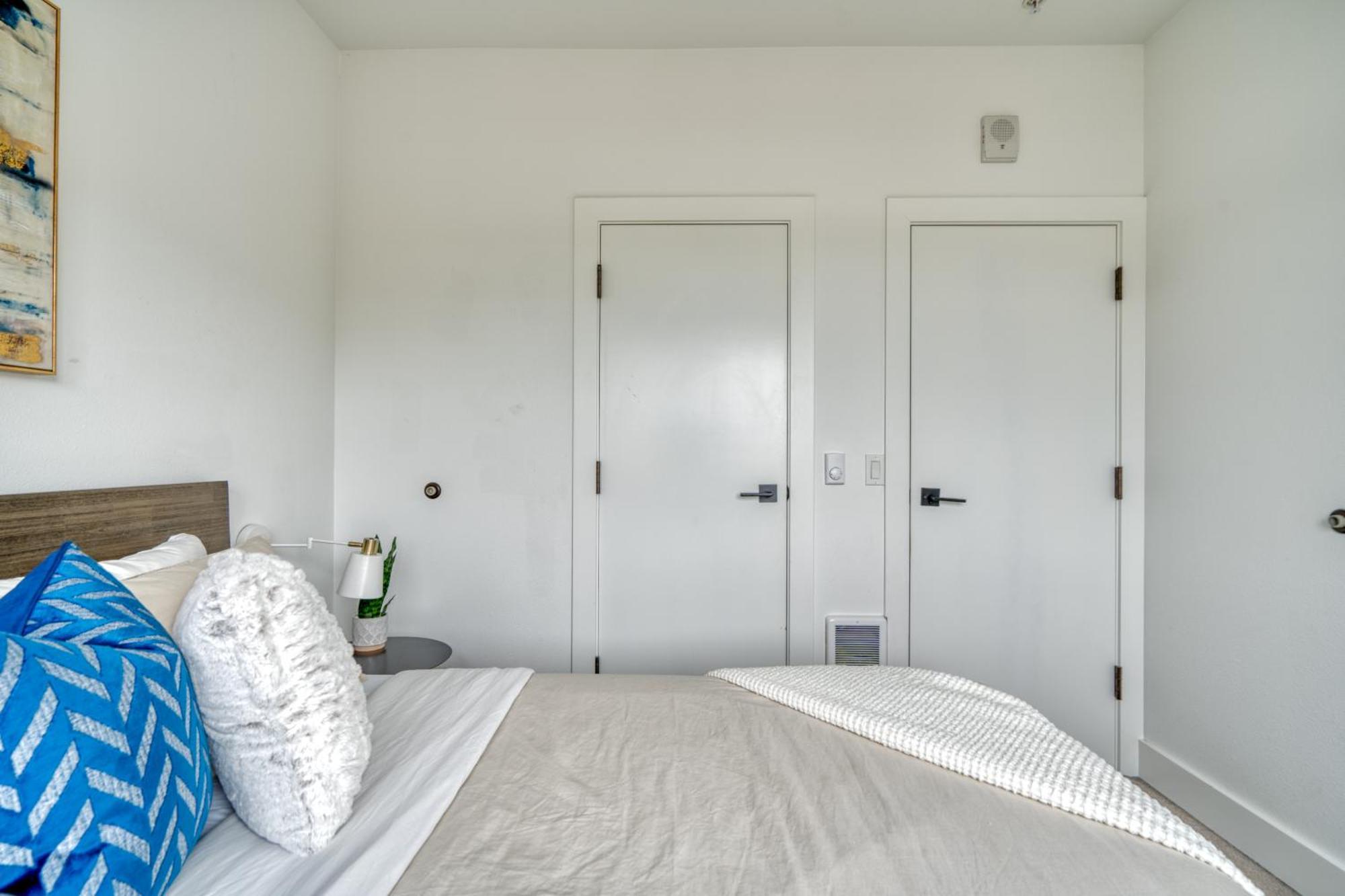 Collection - Exclusive Entire Floor & Instaworthy Local Art Holiday home