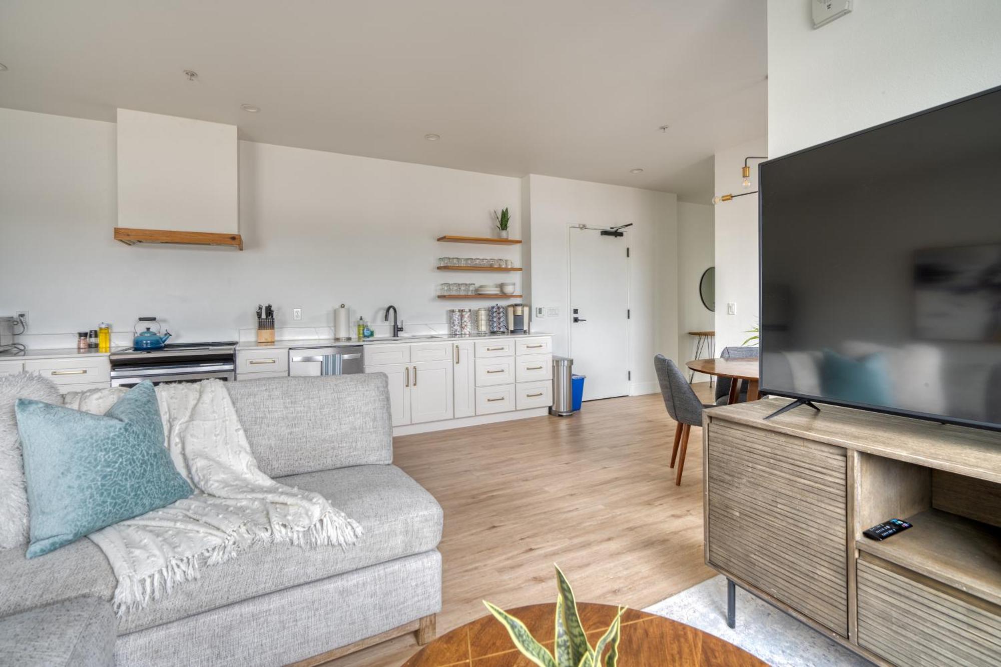 Collection - Exclusive Entire Floor & Instaworthy Local Art Holiday home *