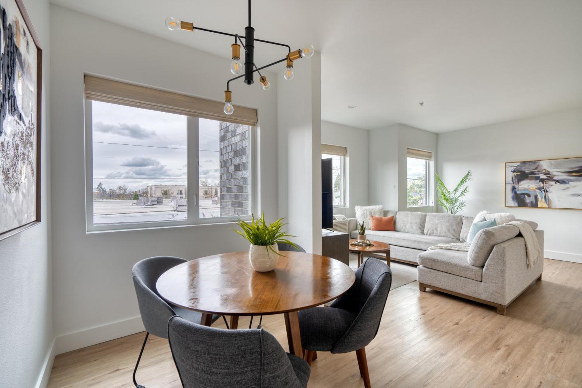Holiday home Collection - Exclusive Entire Floor & Instaworthy Local Art *