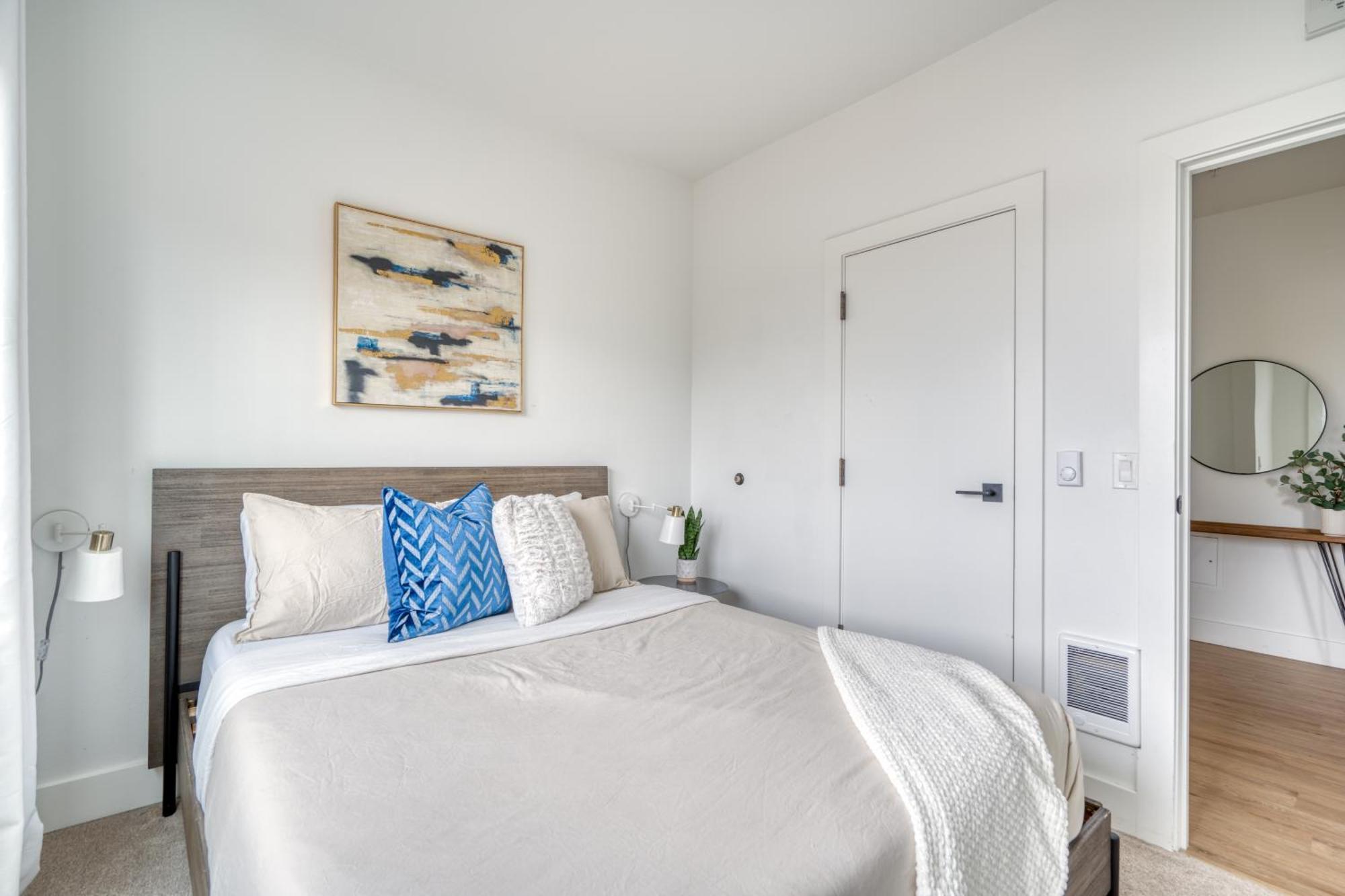Collection - Exclusive Entire Floor & Instaworthy Local Art Holiday home *